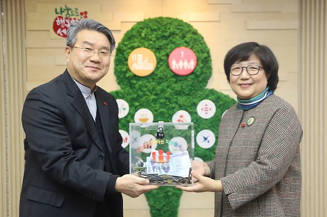 28일 전달식에서 이준모 인천내일을여는집 이사장(왼쪽)과 김연순 사랑의열매 사무총장이 모금함을 들고 기념촬영을 하고 있다. © 뉴스1