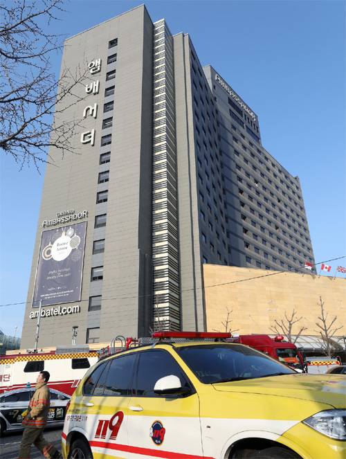 26일 화재가 발생한 서울 중구 그랜드앰배서더 호텔. 새벽에 화재로 투숙객 등 583명이 대피했으나 다행히 사망자나 중상자는 없었다. 뉴스1