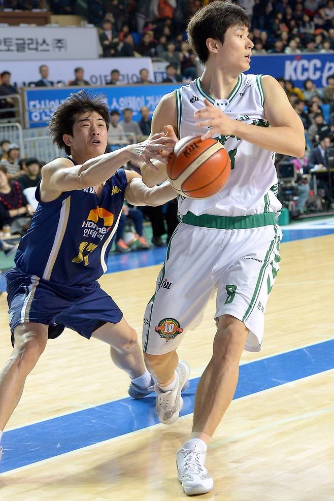 “어딜 보시는 거죠? 그건 제 잔상입니다만…” 2016년 2월13일 전주 실내체육관에서 열린 2015∼2016 프로농구 전주 KCC와 원주 DB의 경기에서 신명호(왼쪽)가 상대 공을 빼앗고 있다. 케이비엘 제공