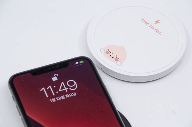 Qi(치) 규격 무선 충전을 지원하는 제품이라면 어떤 것이든 충전할 수 있다.