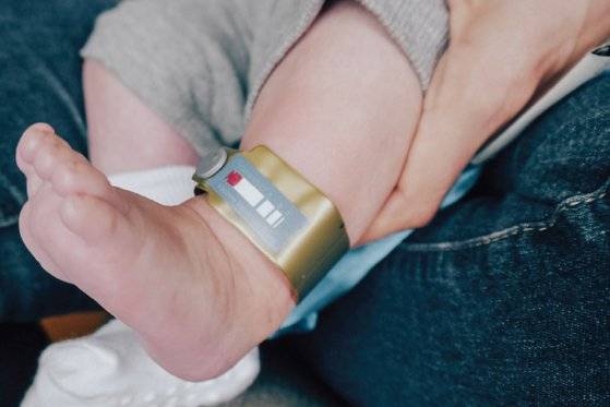 데이라이트가 국제 구호단체와 함께 개발한 구명 팔찌 'Lifesaving Reminder.' 색소 변화로 예방 접종 시기를 알려준다. 이 장치는 파키스탄 빈곤 지역의 유아 사망률을 획기적으로 낮췄다. [사진 데이라이트 홈페이지]