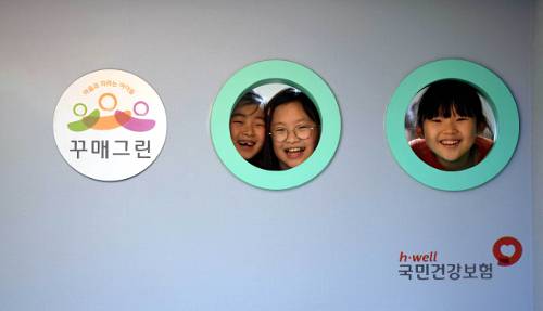 강원도 양양군 꾸매그린지역아동센터 작은 공부방을 다니는 아이들이 지난 17일 2층 다락방에서 얼굴을 내민 채 활짝 웃고 있다. 국민건강보험공단은 2011년부터 지역아동센터, 다문화가족지원센터 등 사회복지시설 내부 공간을 독서와 공부방 등 다목적 공간으로 바꾸는 작은 공부방 사회공헌 리모델링 사업을 하고 있다. 저소득 취약지역의 자녀가 대상이다. 2020년 현재 전국 88호점을 개설했다. 사업비는 임직원의 기부금으로 적립한 기금에서 지원한다.