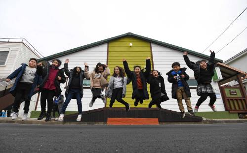 꾸매그린지역아동센터 앞에서 초등학생들이 기념촬영을 하고 있다. 6학년이 되는 이기호(13)군은 “이렇게 좋은 곳에서 친구들과 함께 놀 수 있어 좋다”며 “멋지게 커서 꼭 보답하겠다”고 말했다.