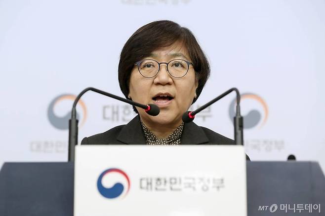 [서울=뉴시스]김병문 기자 = 정은경 질병관리본부장이 23일 오전 서울 종로구 정부서울청사 별관에서 '설 연휴 대비 신종 코로나바이러스 감염 주의 관련 브리핑'을 하고 있다. 2020.01.23.   dadazon@newsis.com