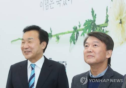 손학규 만난 안철수 (서울=연합뉴스) 바른미래당 안철수 전 대표가 지난 27일 국회에서 손학규 대표와 인사한 뒤, 언론 퇴장을 기다리며 손 대표와 함께 찍은 사진을 바라보고 있다.[연합뉴스 자료사진]