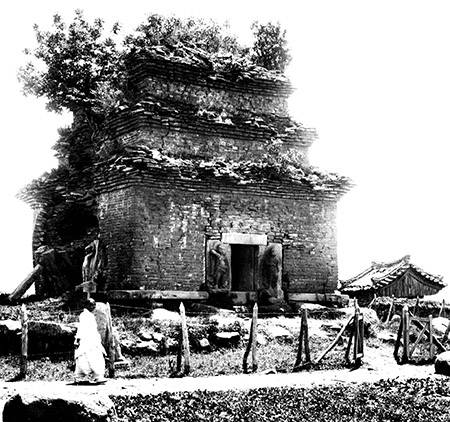일제강점기 분황사 모전석탑(국보 제30호) 수리 전 모습. 지붕은 나무와 풀로 덮여 있고 몸체 부분도 당장이라도 무너질 것처럼 위태롭고 애처롭다. 3층 탑이지만 처음 지어질 때는 7층 또는 9층이었다. 사진 국립중앙박물관