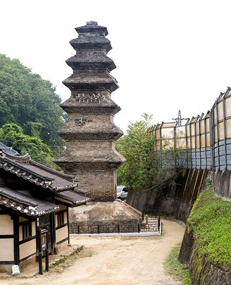중앙선 철도와 양반집 고택에 둘러싸여 있는 안동 법흥사지 전탑(국보 제16호). 높이 17m로 전탑 중 제일 거대한 동시에, 가장 오래됐다. 사진 문화재청.