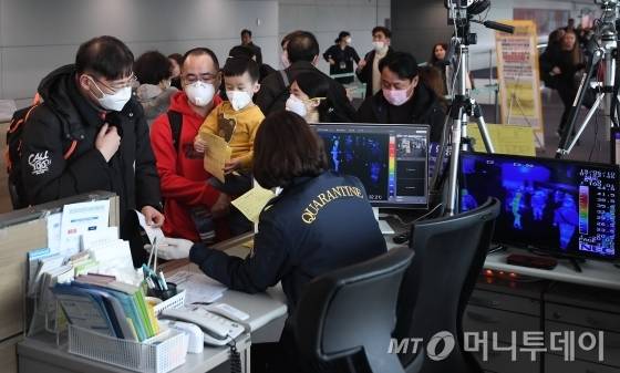&nbsp;신종 코로나바이러스 감염증인 '우한 폐렴'이 전세계적으로 확산되고 있는 가운데 28일 인천국제공항 입국장에서 중국발 항공기 이용객들이 발열검사를 받고 있다. / 사진=이기범 기자 leekb@