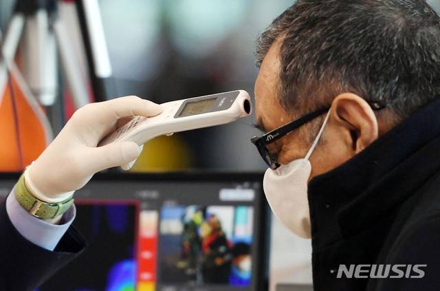 [인천공항=뉴시스]고범준 기자 = 우한 폐렴(신종 코로나바이러스 감염증) 공포가 확산하는 가운데 29일 인천국제공항 제1터미널 입국장에서 중국 텐진에서 입국하는 승객이 검역을 받고 있다. 2020.01.29. photo@newsis.com