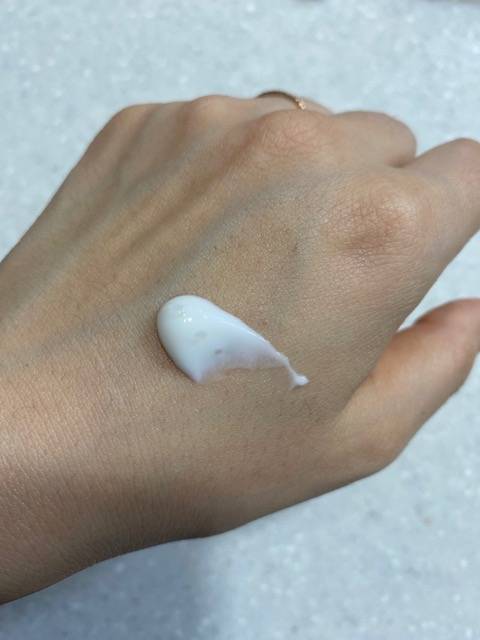 밀크 타입의 촉촉한 제형을 가졌어요