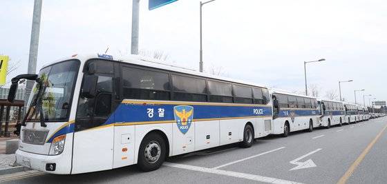 29일 오후 우한 교민들이 수용될 충북 진천 국가공무원인재개발원 앞에 경찰병력이 속속 도착하고 있다. 정부는 이날 충남 아산시에 위치한 '경찰인재개발원'과 충북 진천군의 국가공무원인재개발원 2곳에 우한에서 귀국을 희망하는 한국인 720명을 분산 수용하겠다고 발표했다. [뉴스1]