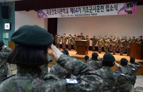 우한 폐렴 감염 우려가 확산되고 있는 가운데 29일 오후 대전 자운대 군간호사관학교에서 열린 제64기 예비생도 기초군사훈련 입소식에 참가한 생도들이 마스크를 착용하고 있다. 프리랜서 김성태