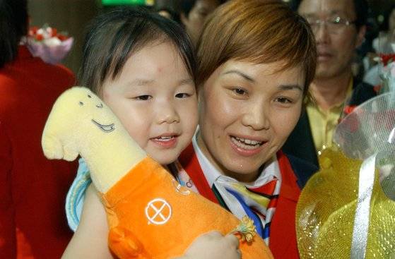 2004년 아테네올림픽을 마치고 귀국한 임오경 전 감독이 딸과 만나 기뻐하고 있다. [중앙포토]
