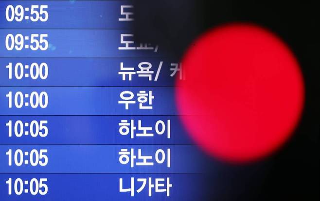 중국 우한 거주 한국 교민 수송을 위한 전세기 운항 일정이 지연된 가운데 30일 오전 인천국제공항 2터미널 전광판에 우한행 항공기 일정이 표시돼 있다. / 사진=이기범 기자 leekb@