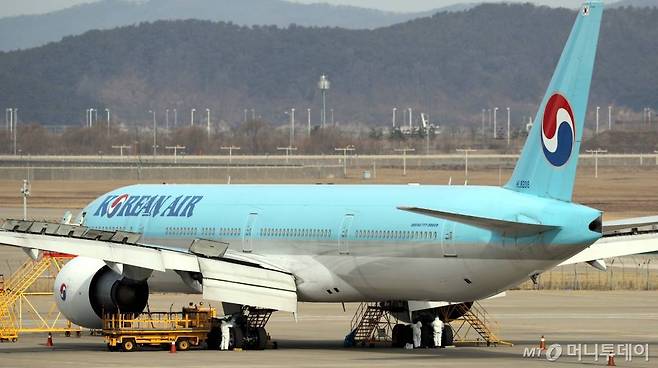 29일 인천국제공항 대한항공 정비고에서 정비사들이 작업을 하고 있다. 정부는 신종 코로나바이러스 감염증 발원지인 중국 우한에 고립된 한국인 700여명의 국내 송환을 위해 오는 30∼31일 대한항공 전세기를 4차례 급파한다. / 사진=인천국제공항=이기범 기자 leekb@