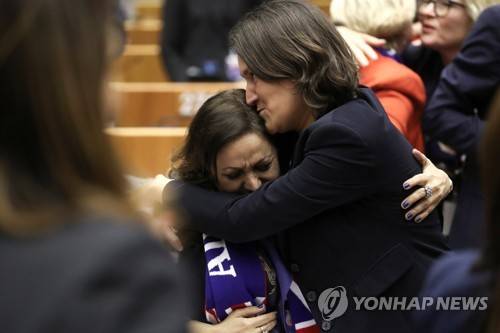 29일(현지시간) 벨기에 브뤼셀에서 열린 유럽의회 본회의에서 브렉시트 합의안 표결 뒤 의원들의 모습[로이터=연합뉴스]