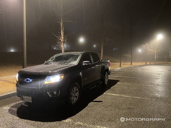 익스트림-X에는 LED 블랙 보타이가 적용된다.