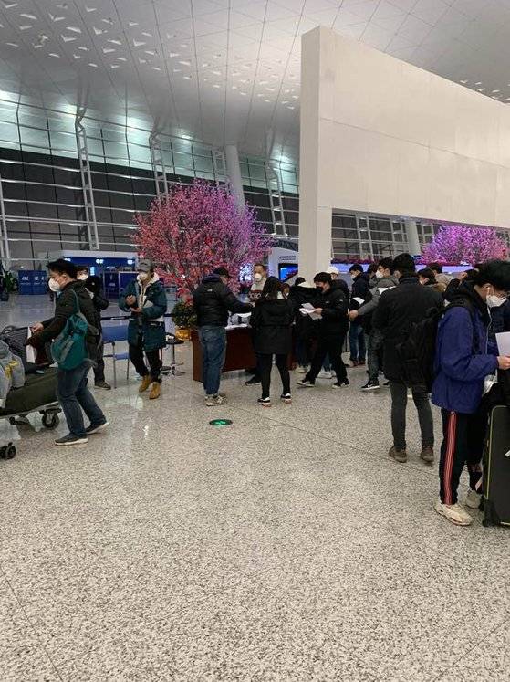 우한대 유학생 K씨(27)가 도착한 30일 오후 9시 20분(중국 현지시각) 쯤 우한공항 모습. 우한을 탈출하려는 교민과 유학생들 모습이 보인다. [사진 독자제공]