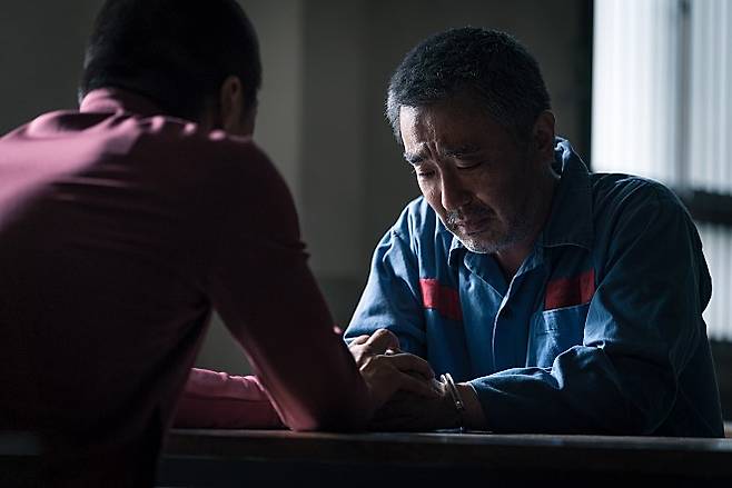 영화와 달리 소설 `7년의 밤`에서 최현수는 자수하지도, 또 자살하지도 않습니다. 영화에선 최현수가 스스로 죄를 털어놓으려 하고, 또 옥중에서 목을 맵니다.