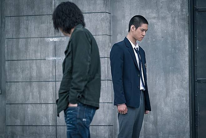 소설에서 최서원은 아버지의 범행이 사실이 아니기를 믿고 또 믿습니다. 그러나 `아저씨` 안승환이 보낸 소설과 취재자료를 읽으며 사실을 알게 됩니다.그리고 사실 너머에는 진실이 있음을 발견합니다.