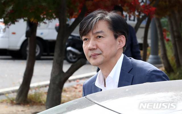 [의왕=뉴시스]이영환 기자 = 조국 전 법무부 장관이 부인 정경심 교수 접견을 위해 지난해 10월24일 오전 경기 의왕시 서울구치소로 들어서고 있다. 2019.10.24. 20hwan@newsis.com