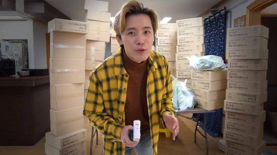 31일 오전 강남역 인근에서 KF94 인증 마스크를 나눠주고 있는 유튜버 허팝. [허팝 유튜브]