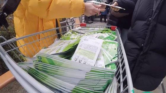 31일 오전 강남역 인근에서 KF94 인증 마스크를 나눠주고 있는 유튜버 허팝. [허팝 유튜브]