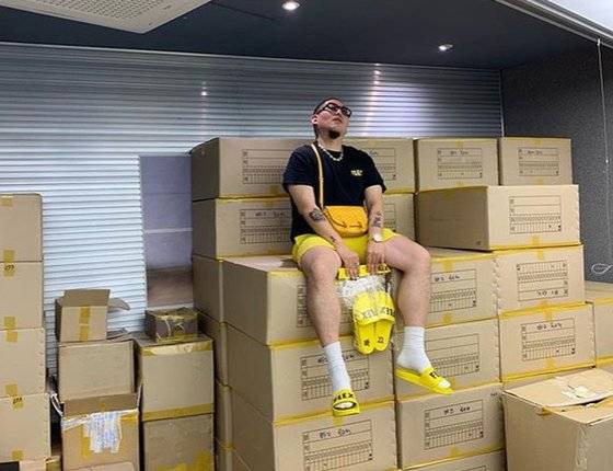 밀려드는 굿즈 주문 때문에 택배 포장에 지친 염따. [사진 염따 인스타그램]