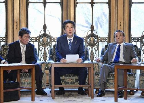 신종 코로나 대책 회의 하는 아베 (도쿄 교도=연합뉴스) 아베 신조 일본 총리가 31일 오후 도쿄에서 열린 신종 코로나바이러스 대책본부 회의에서 발언하고 있다. 2020.1.31 photo@yna.co.kr