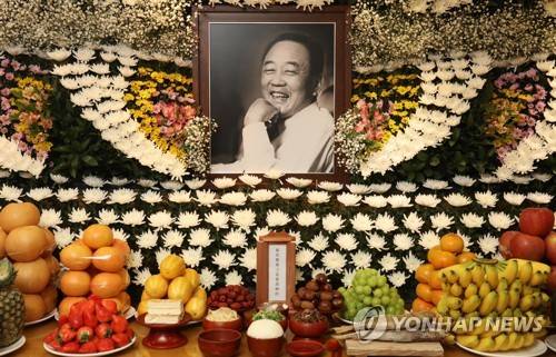 박연차 태광실업 회장 영정 (김해=연합뉴스) 김동민 기자 = 1일 오후 경남 김해시 조은금강병원 장례식장에서 마련된 고 박연차 태광실업 회장 빈소에 고인의 영정이 놓여 있다. 2020.2.1 image@yna.co.kr