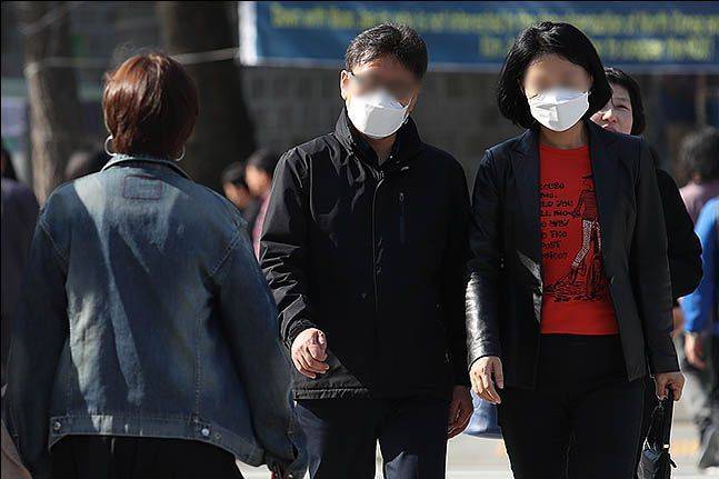 시민들이 마스크를 쓴 채 길을 걸어가고 있다.(자료사진)ⓒ데일리안 류영주 기자