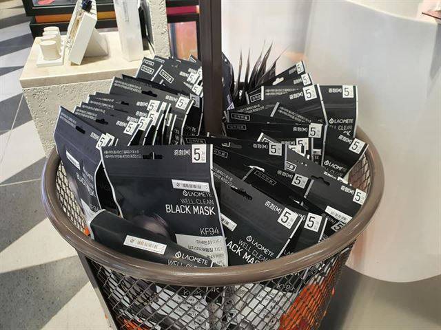 라오메뜨가 시장가 안정을 위해 지난달 31일부터 신세백화점 시코르 전국매장을 통해 반값 할인에 들어간 '라오메뜨 KF94 마스크'. 라오메뜨 제공