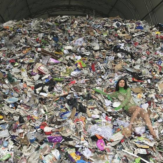 친환경적인 브랜드 철학을 고수하고 있는 스텔라 매카트니가 2017년 공개한 의류 과소비에 따른 폐해를 테마로 촬영한 광고 사진. [사진 스텔라 매카트니]