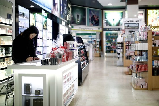 중국인이 많이 찾는 프랑스 파리의 면세점에 손님이 끊겨 한산하다. [로이터=연합뉴스]