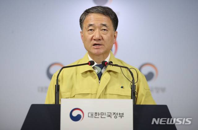 [서울=뉴시스]박미소 기자 = 박능후 보건복지부 장관(중앙사고수습본부장)이 2일 오후 서울 종로구 정부서울청사 브리핑룸에서 신종 코로나바이러스 감염증(우한폐렴) 관련 확대 중앙사고수습본부 회의 결과를 발표하고 있다. 2020.02.02. misocamera@newsis.com