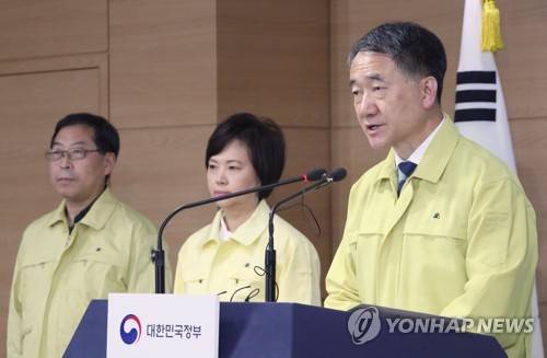 발표하는 박능후 장관 (서울=연합뉴스) 김승두 기자 = 박능후 신종 코로나바이러스 감염증 중앙사고수습본부장(보건복지부 장관)이 2일 정부서울청사 브리핑실에서 강경화 외교부 장관과 관계부처 실·국장 등이 배석한 가운데 확대 회의 결과를 발표하고 있다. 2020.2.2 kimsadoo@yna.co.kr