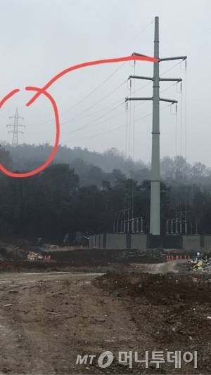 고양지축 신혼희망타운 근처 케이블헤드와 인근 산에 위치한 송전탑이 보인다./사진= 고양지축 신혼희망타운 청약당첨자