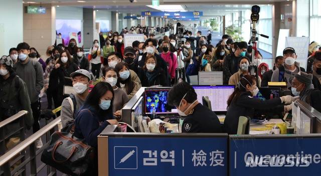 [인천공항=뉴시스] 고범준 기자 = 29일 중국 광저우에서 출발한 항공기 여객들이 인천국제공항 제1터미널을 통해 입국하며 발열 검사 및 검역 질의서를 제출받고 있다. 2020.01.29.  photo@newsis.com