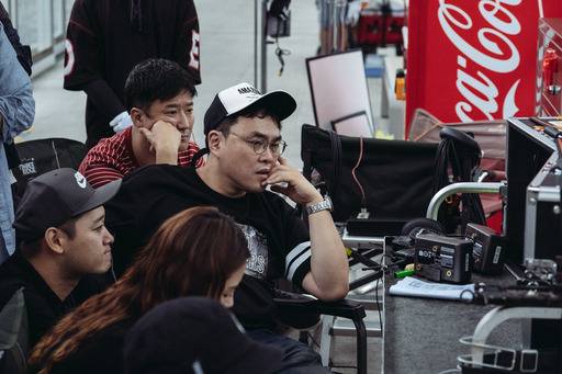 영화 ‘미스터 주: 사라진 VIP’ 촬영 당시 김태윤(가운데) 감독의 모습. 리틀빅픽처스 제공