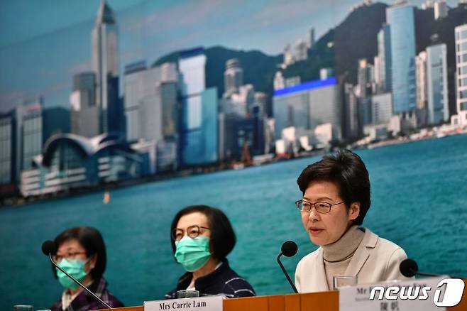 신종 코로나바이러스로 인한 첫 사망자가 발생한 4일 캐리 람 홍콩 행정장관이 마스크를 쓰지 않은 채 기자회견을 하고 있다. 그는 이날 공무원의 마스크 착용을 금지하는 지침을 밝혔다. © AFP=뉴스1