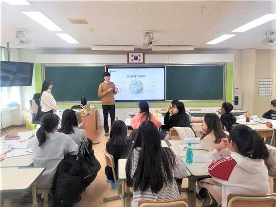 지난 1월18일 박시형 변리사와 강예원 창의교육 전문가가 전남 화순초등학교에서 팀티칭 방식으로 발명 특강을 진행하고 있다. 브레인코어 제공