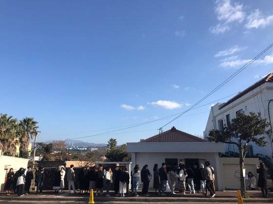 제주시내에서 약 25㎞ 떨어진 한림읍의 한 디저트가게 앞에 30여 명 이 줄을 서 있다. 최충일 기자