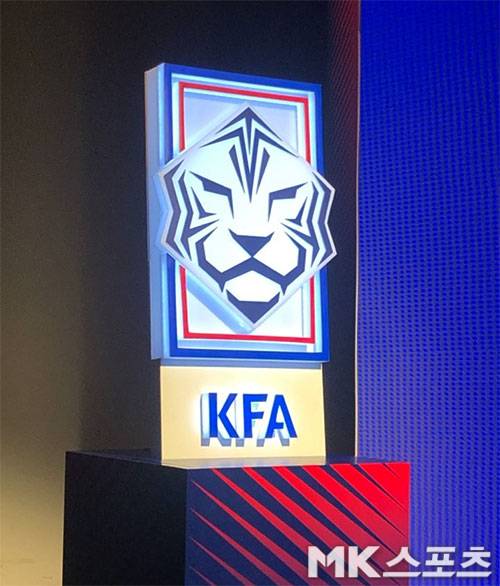 대한축구협회(KFA)는 5일 서울광화문 KT스퀘어 드림홀에서 새 엠블럼을 공개했다. 사진(서울 광화문)=이상철 기자