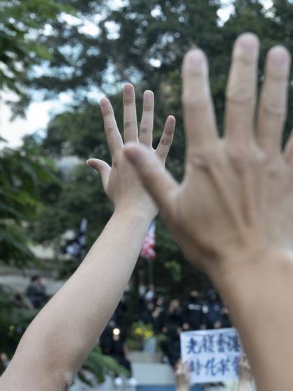 황예지 작가는 시위 현장에서 홍콩 시민들이 승리를 기원하며 치켜든 손을 클로즈업한 사진을 <보스토크>에 실었다.