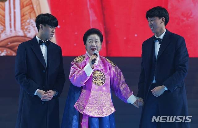 [서울=뉴시스]노래를 부르는 한학자 총재(사진=세계평화통일가정연합 제공)2020.02.06 photo@newsis.com