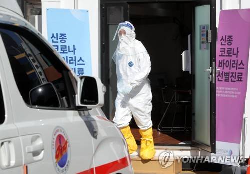 분주한 선별진료소 의료진 (서울=연합뉴스) 최재구 기자 = 국내에서 신종코로나 바이러스 감염증 환자가 추가 발생한 6일 서울 동대문 국립중앙의료원 선별진료소에서 의료진이 분주히 움직이고 있다. jjaeck9@yna.co.kr