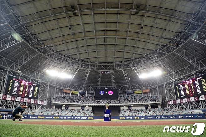 25일 오후 서울 구로구 고척스카이돔에 프로야구 2019 신한은행 마이카 KBO리그 한국시리즈 3차전 두산 베어스와 키움 히어로즈의 경기를 앞두고 우승 트로피가 놓여져 있다. 2019.10.25/뉴스1 © News1 황기선 기자