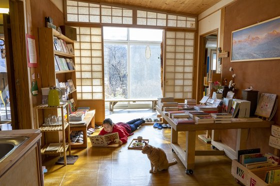 원주 산 중턱에 자리한 가정식 북카페 ‘터득골북샵’. 영화 ‘기생충’ 속 부잣집 가구와 소품을 담당한 박종선 작가가 설계했다. 북스테이를 하면 책방을 하룻밤 통째로 빌릴 수 있다.