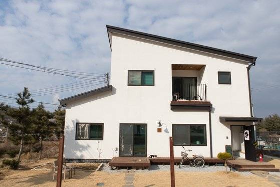 강화도 정족산 북쪽 들머리에 자리한 책방시점은 서점과 게스트하우스를 겸한 공간이다. 투숙객은 진열된 책을 자유롭게 볼 수 있다. 최승표 기자