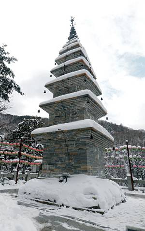 만항재로 오르는 길의 절집 정암사의 수마노탑. 부처의 진신 사리를 봉안한 탑이다. 문화재청이 보물에서 국보로 승격 심사 중이다.